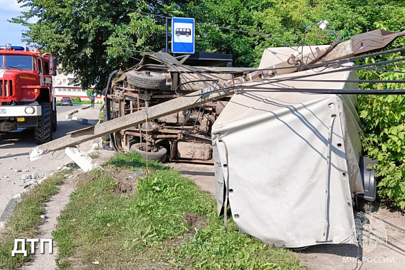 В Фурманове «УАЗ» снес столб, двое мужчин с травмами госпитализированы 